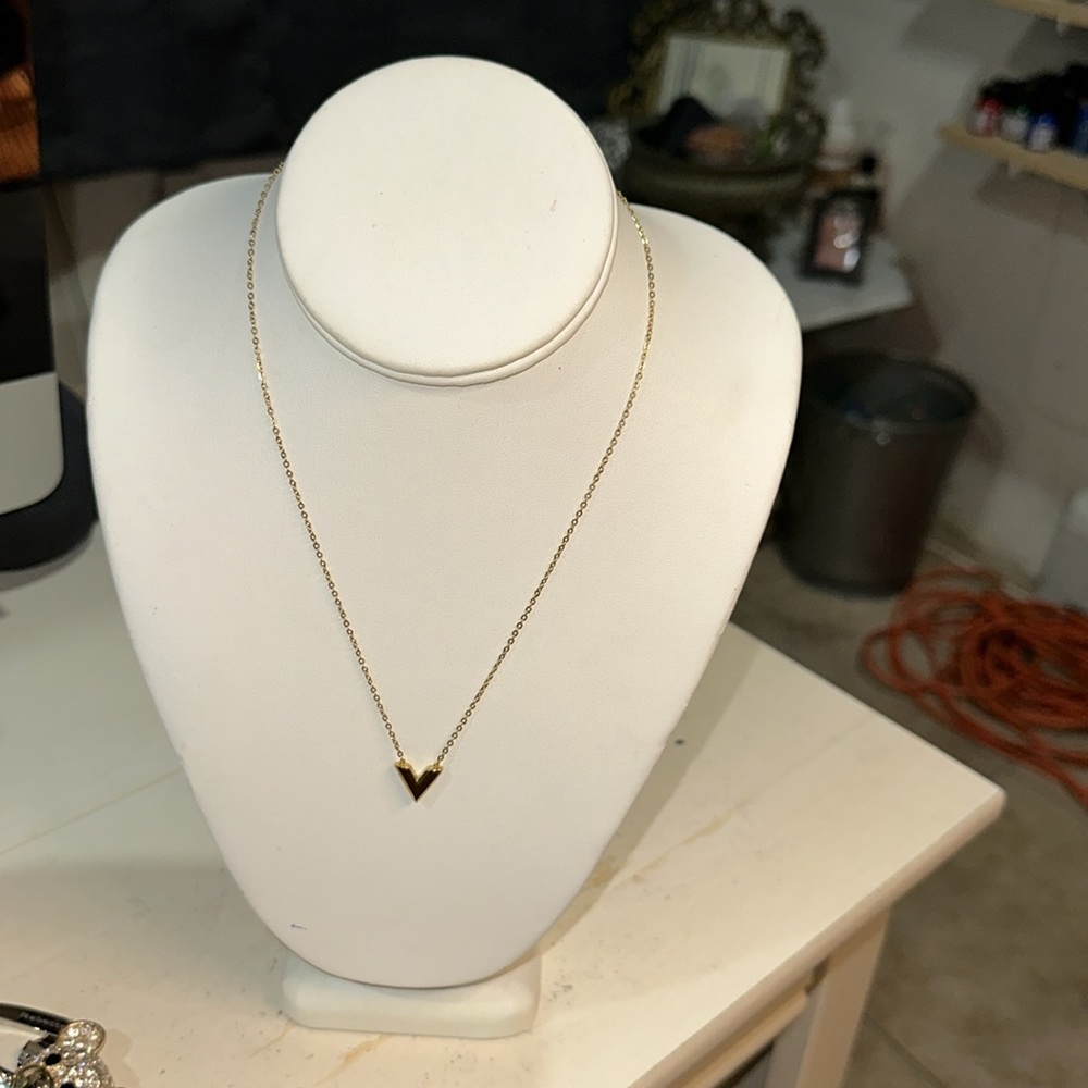 in fashion lv necklace 18” long - Picture 1 of 14
